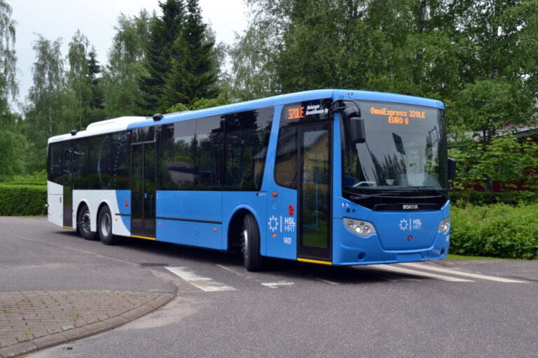 Öffentlicher Bus in hellblau mit grünem Hintergrund