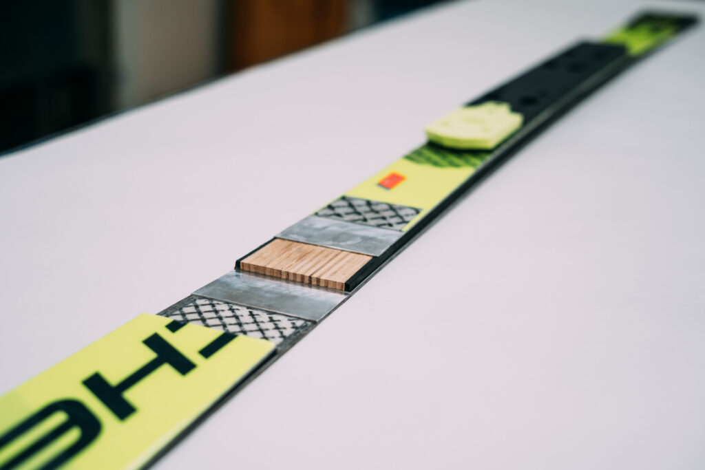 Detailaufnahme eines Snowboards auf einem Tisch